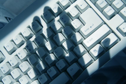 Hand auf einer Tastatur als Sinnbild für digitale Zusammenarbeit